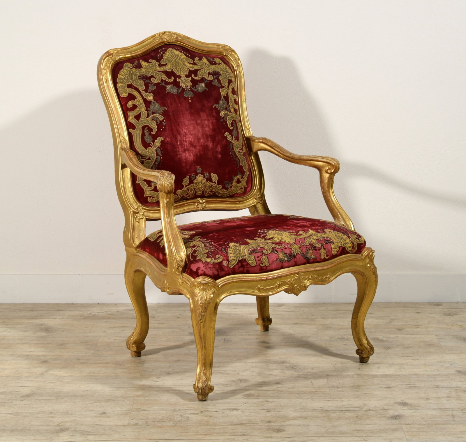 Poltrona in legno intagliato e dorato, Genova, Epoca Luigi XV, metà del XVIII secolo 